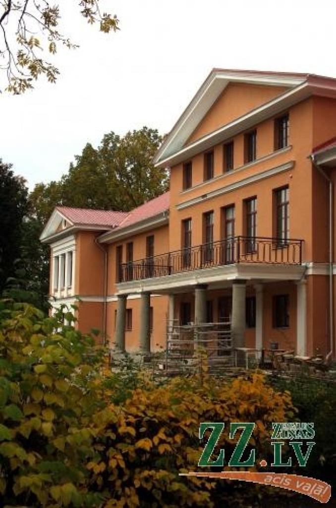 Muiža izskatās kā senāk