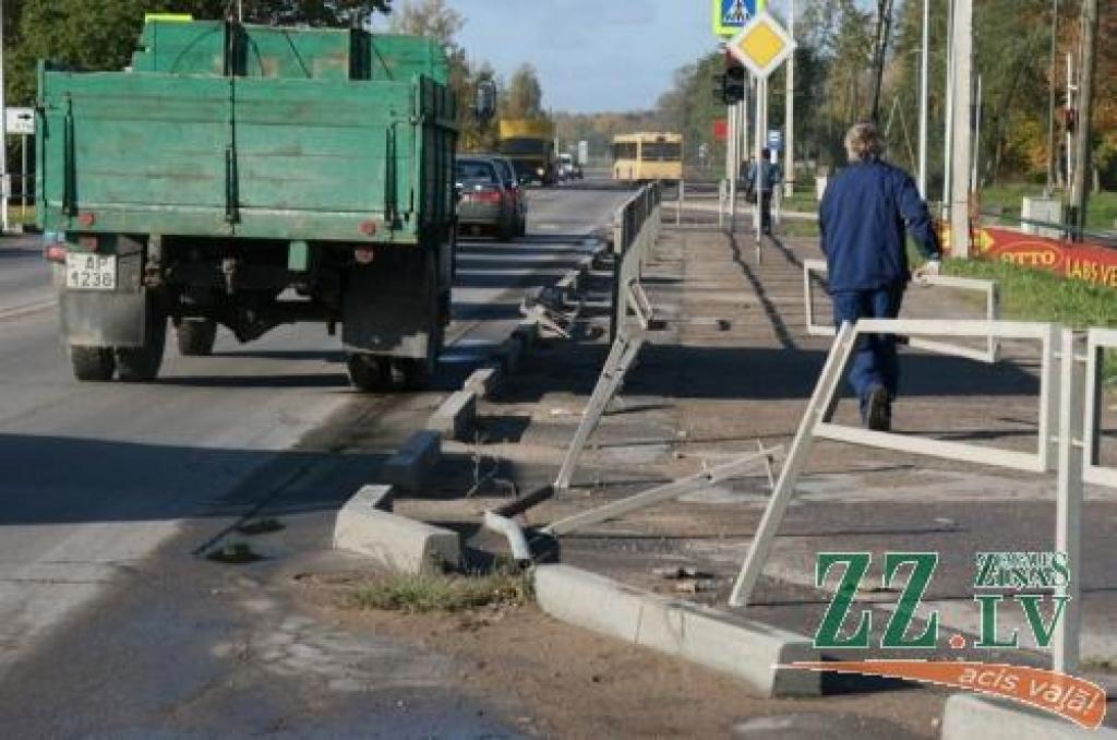 Aiz neuzmanības «nones» nožogojumus un zīmes