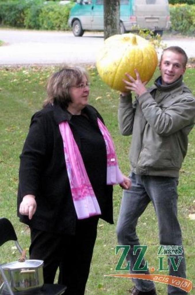 Foto: Valgundnieki svin ražas svētkus