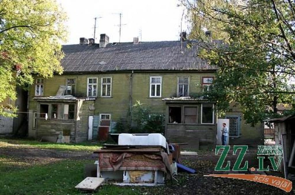Sāks atjaunot vecu koka ēku