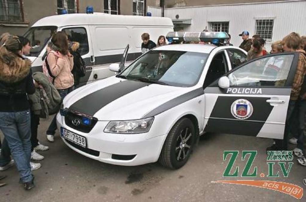 Skolēni turpinās iepazīties ar policijas darbu