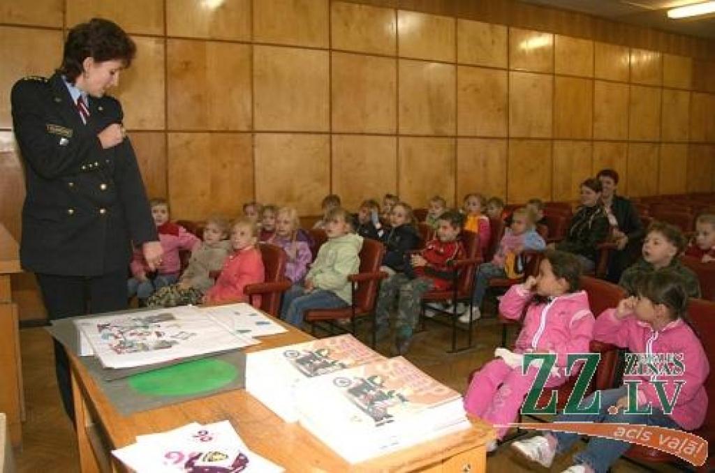 «Pūčuki» iepazīst policijas darbu
