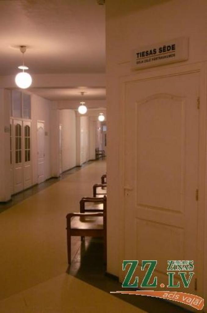 Turpinās skatīt bijušo policistu lietu