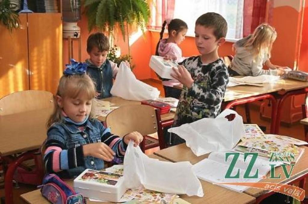 Ābečniekiem dāvina launaga kārbas