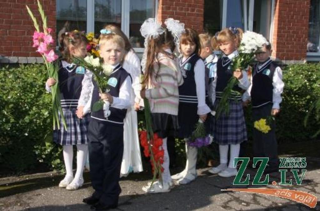 Uz skolu - tumši zilās vestītēs