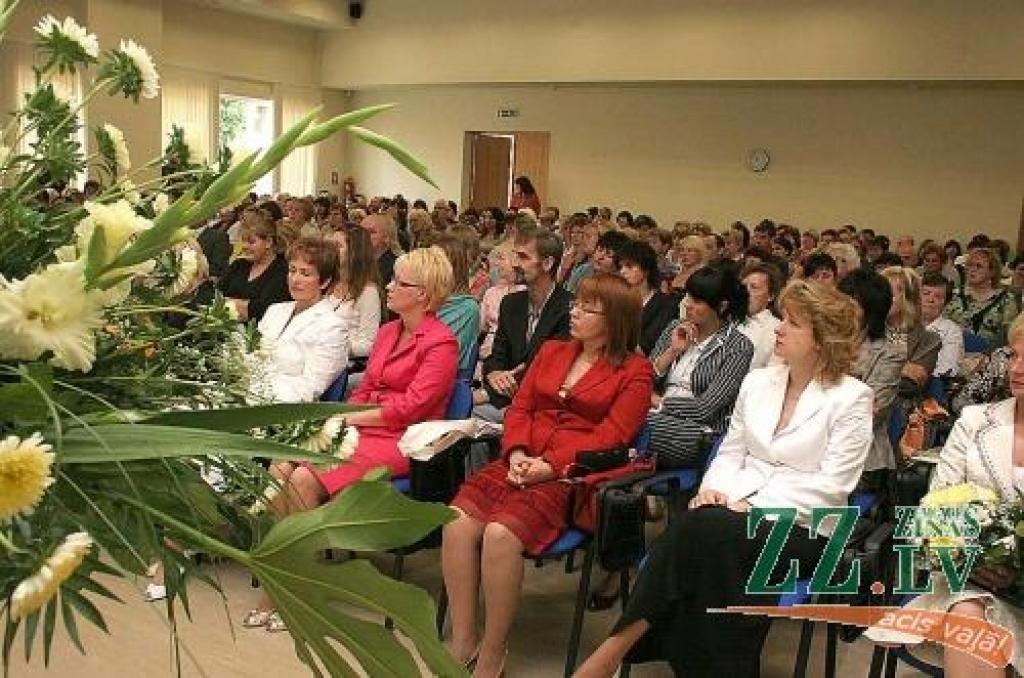 Sveic pilsētas un rajona pedagogus