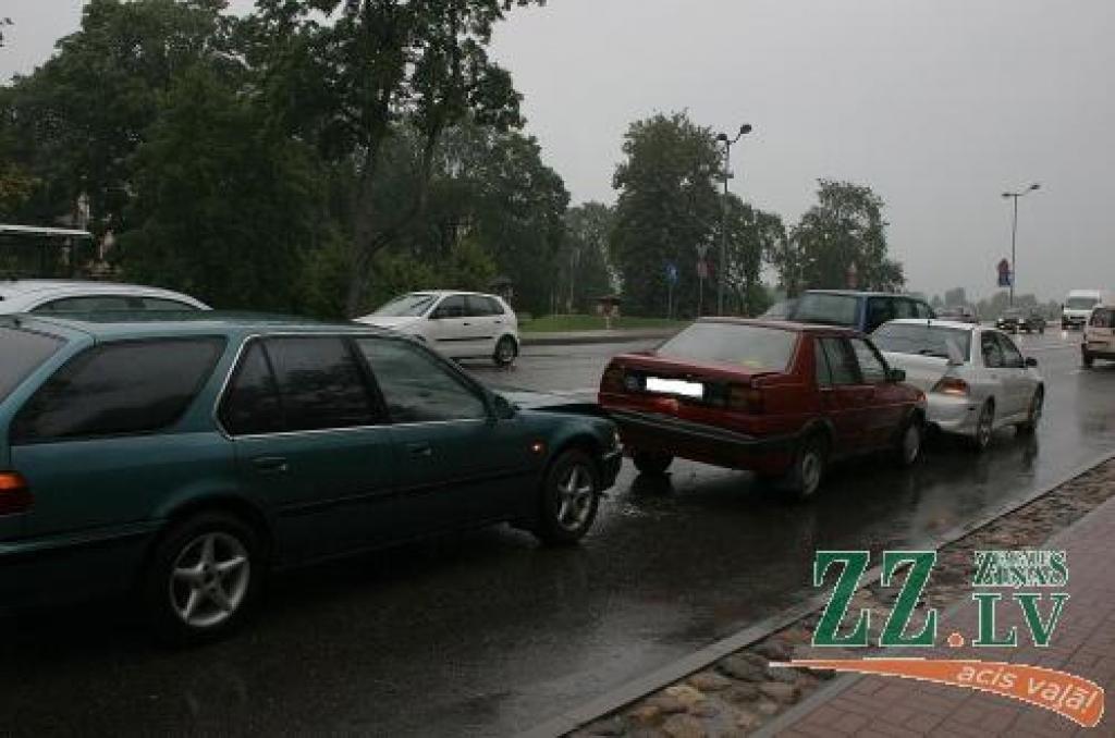 Divas avārijas dažās minūtēs