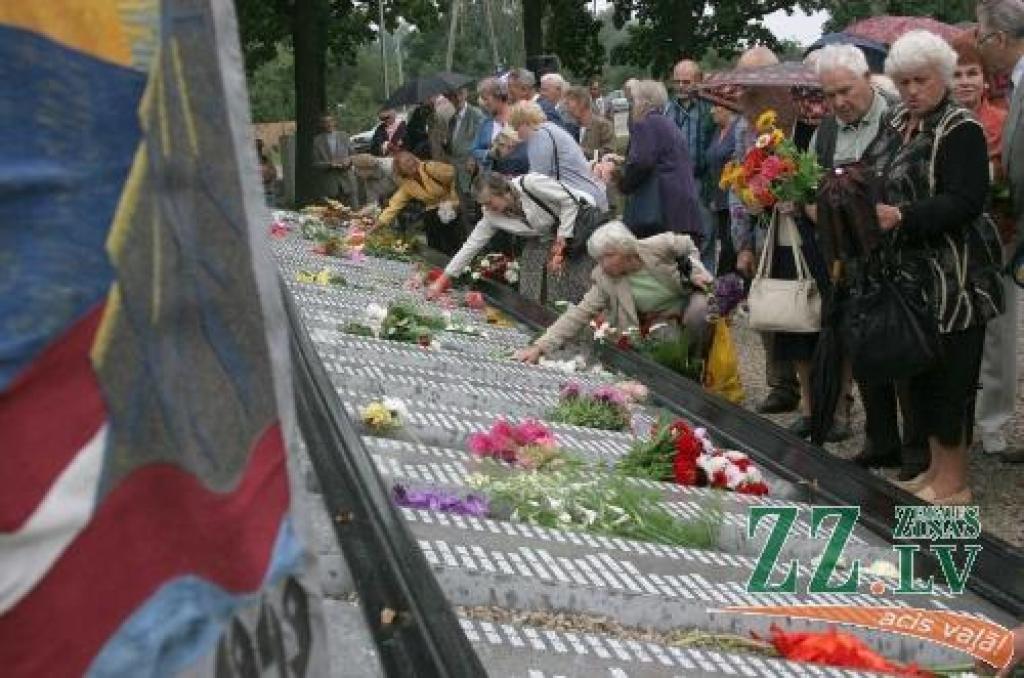 Svētbirzē atklāj memoriālu