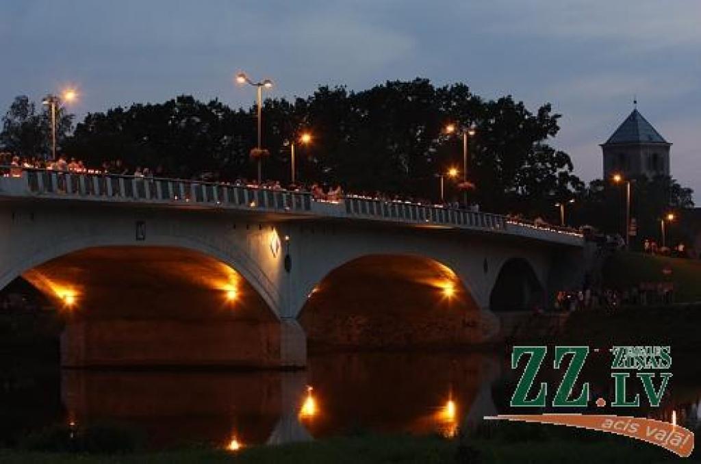 Foto: Izgaismo pilsētas un rajona tiltus
