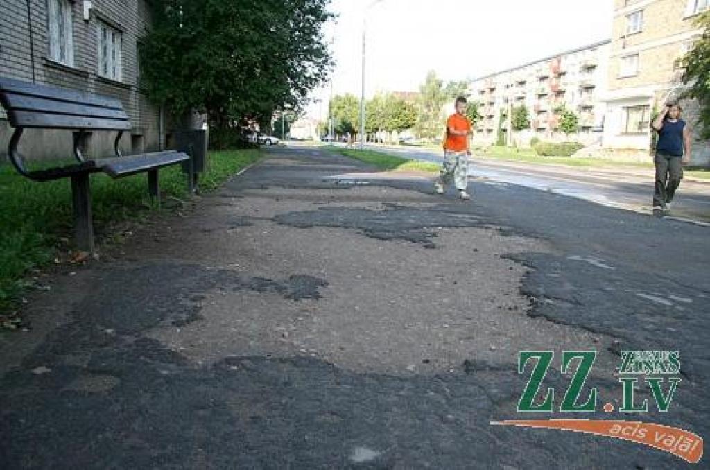 Plāno rekonstruēt gājēju celiņus