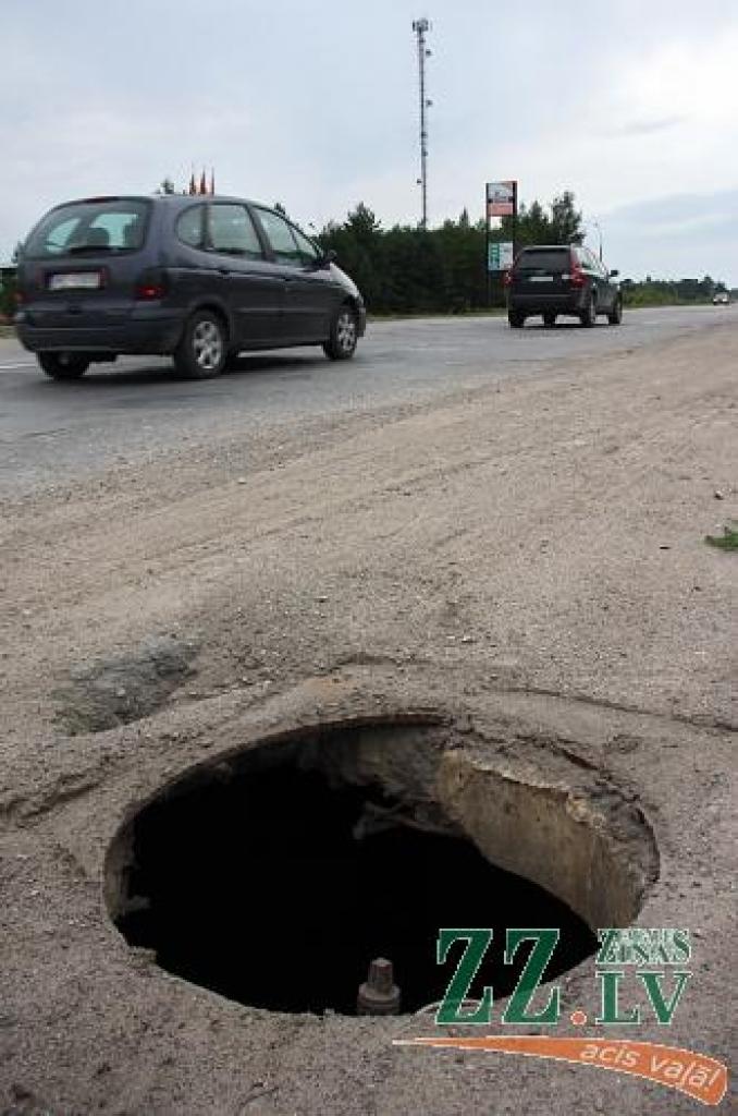 Akai uz Dobeles šosejas nomales pazudis vāks