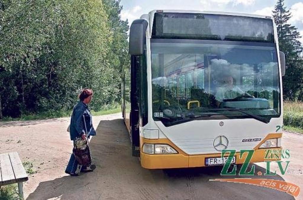 Samazina autobusu reisu skaitu pilsētā un uz Rīgu (papildināta)
