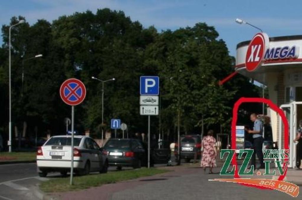 Uniformēts apsargs rupji pārkāpj noteikumus