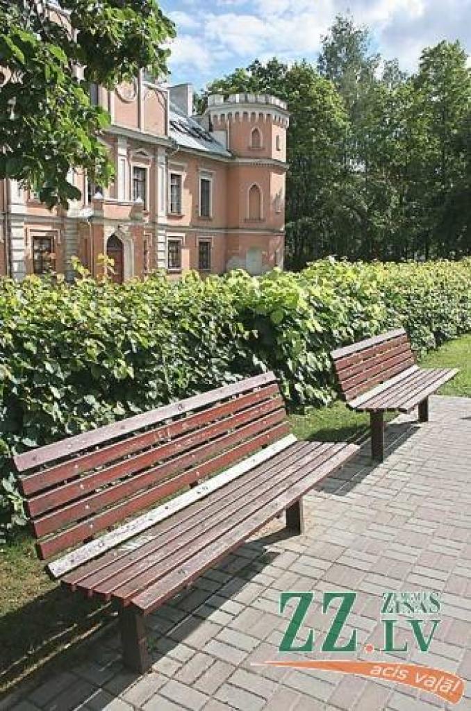 Atpūsties uz soliņiem var tikai jauno ielu malās
