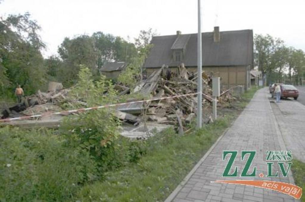 Nojauc vairākkārt degušo graustu