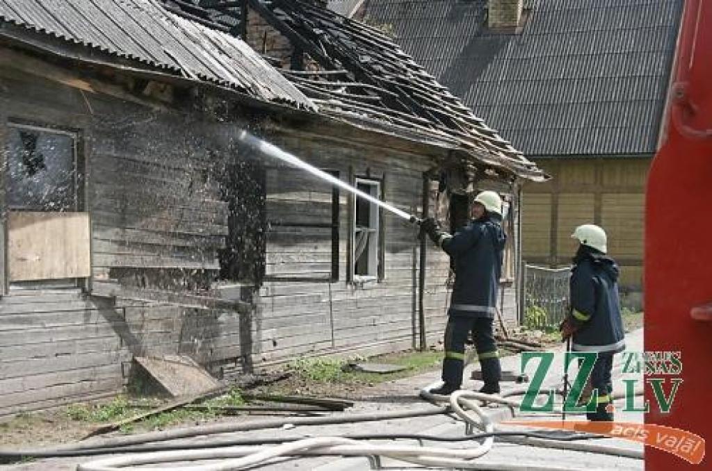 Kārtējo reizi deg grausts