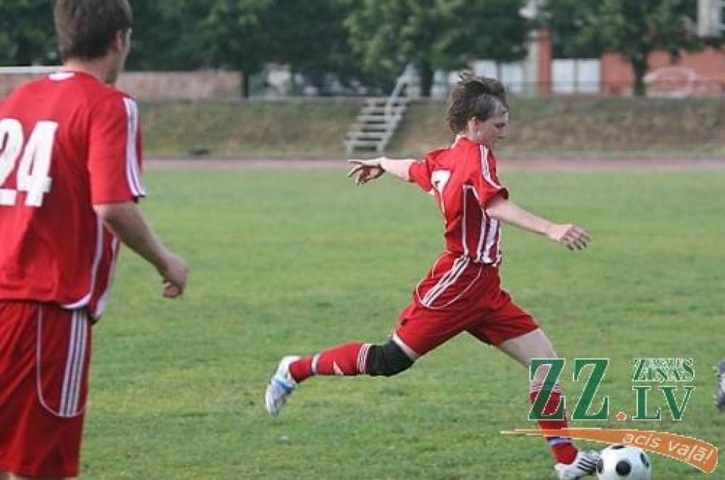 Futbolisti uzvar Tukumā
