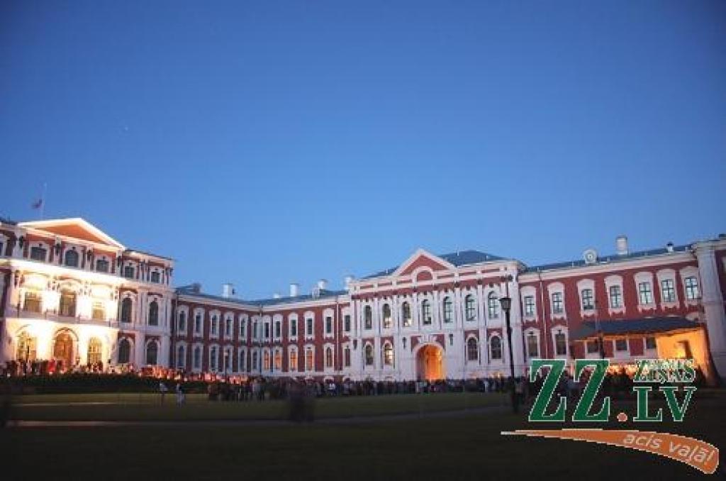 Galerija: Iemirdzas sirdsgaisma Jelgavas pilī