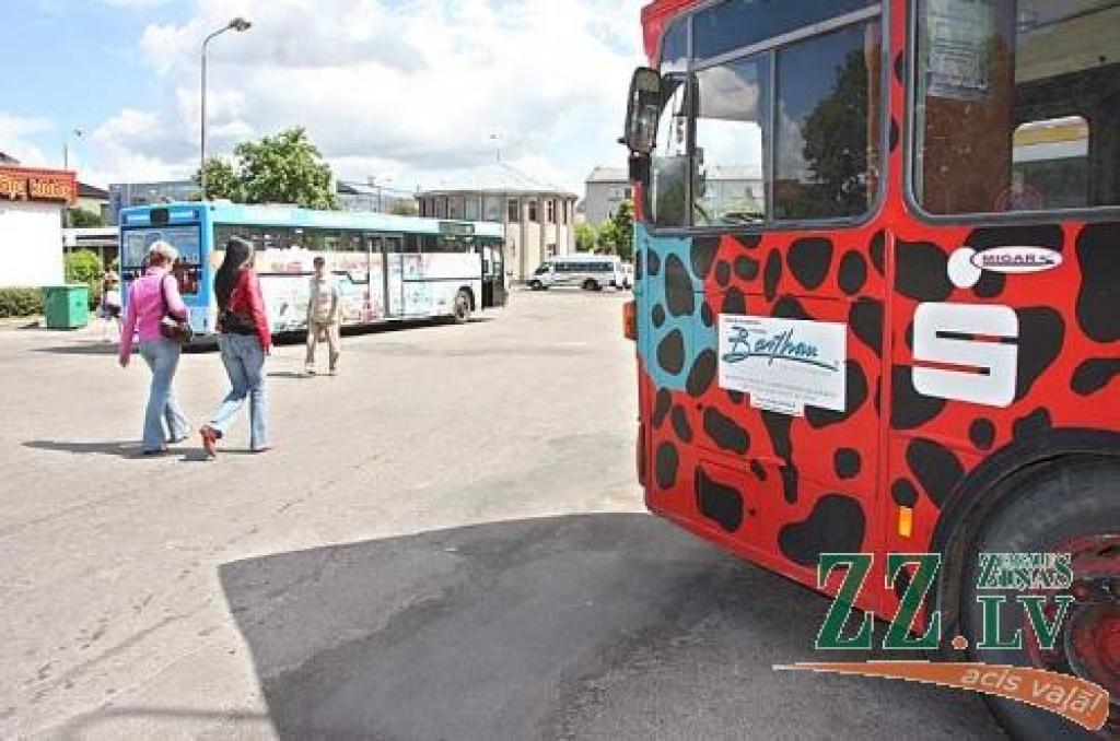 Pasažieru pārvadātāji slēdz reisus un domā par streiku
