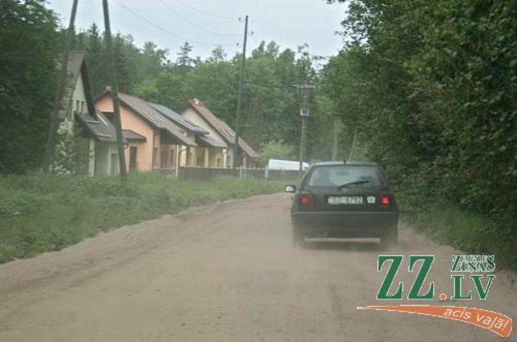 Pēc iedzīvotāju sūdzībām sāk laistīt Veco ceļu