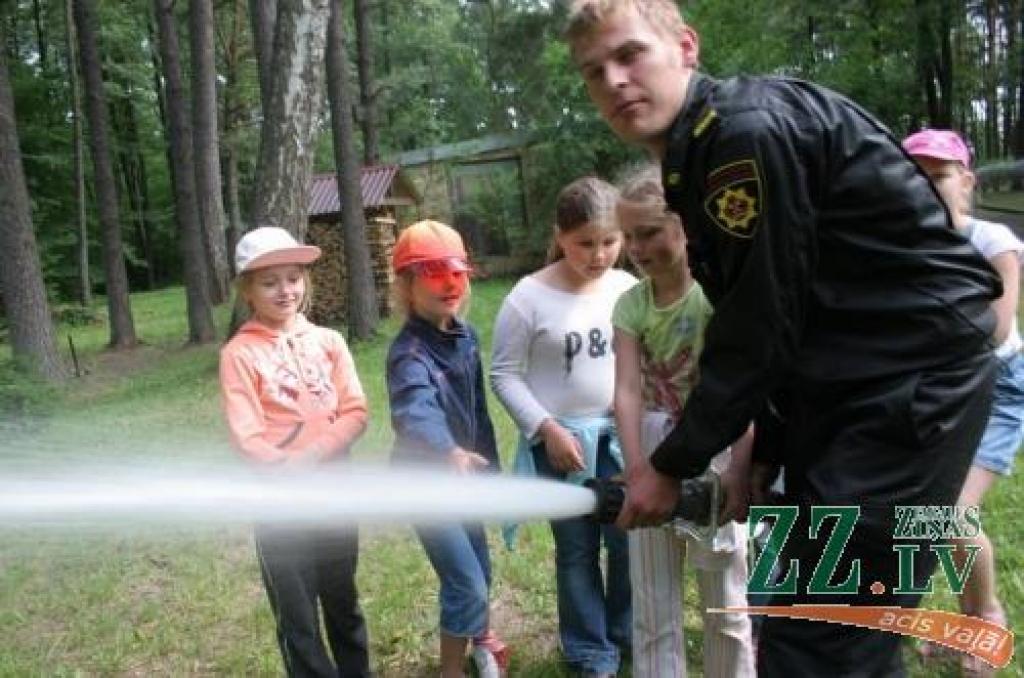 Atpūšoties iepazīstas ar profesijām
