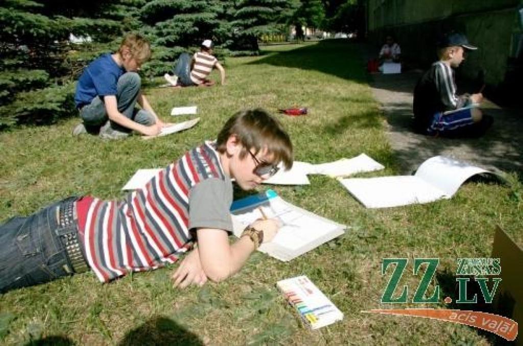 Divas nedēļas aizvadīs zīmēšanas nometnē