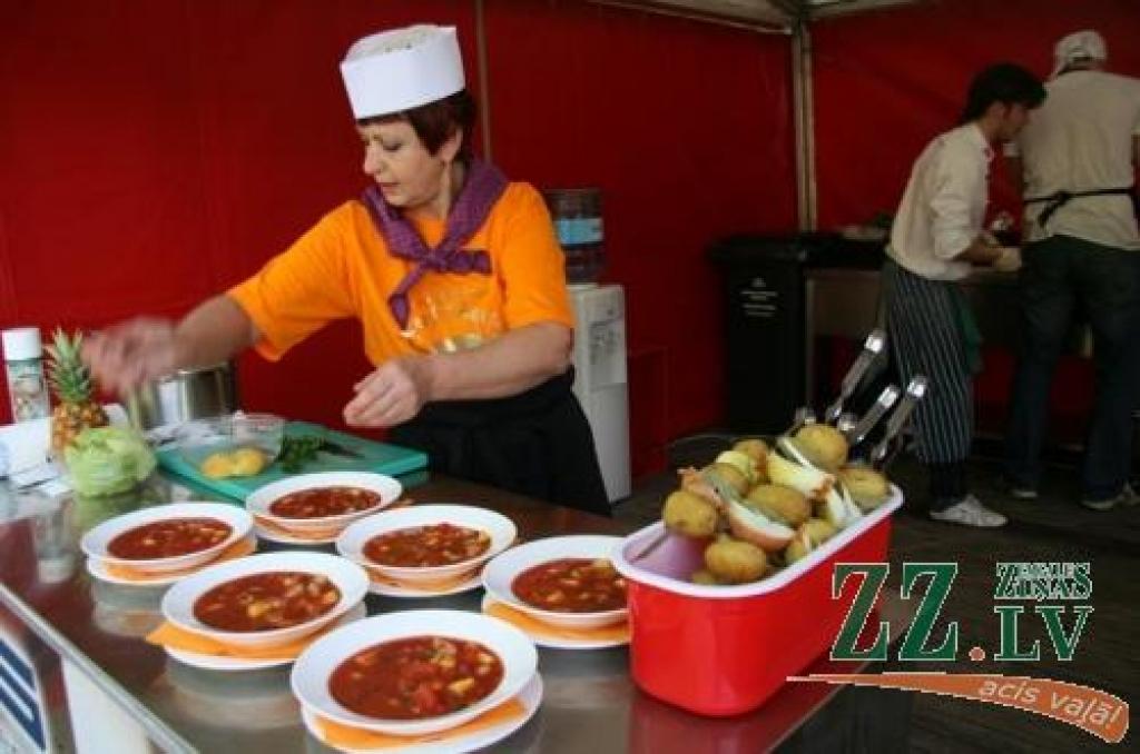 Ēdienu izsolē vāc ziedojumus