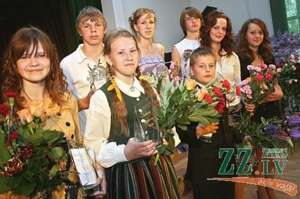 Zaļeniekos sveic «Skolas lepnuma» laureātus