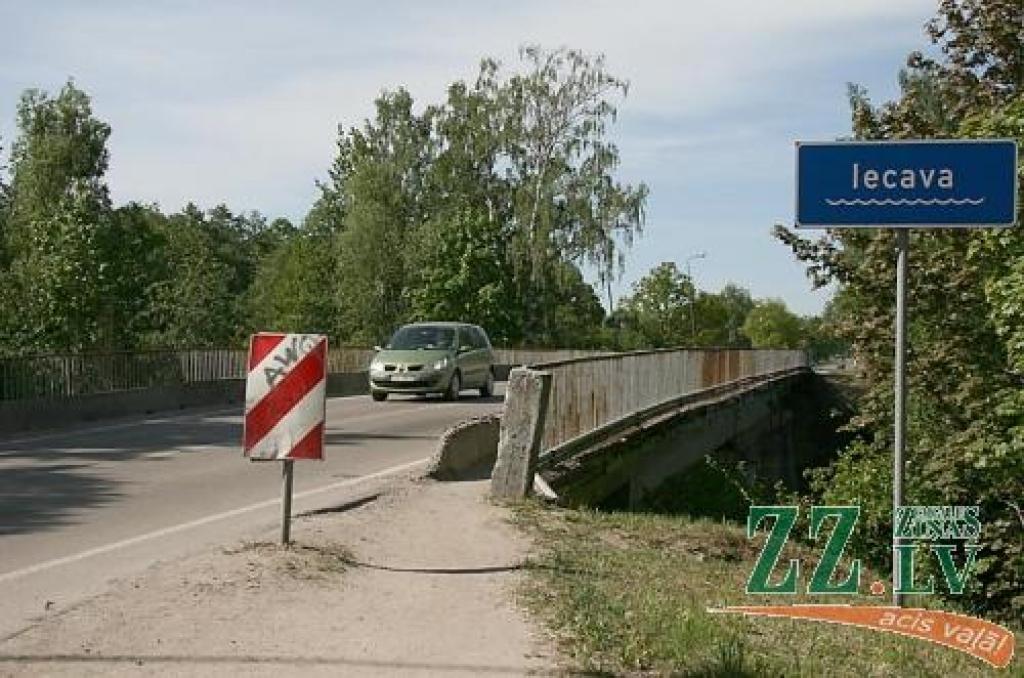 Atjaunos tiltu pār Iecavas upi