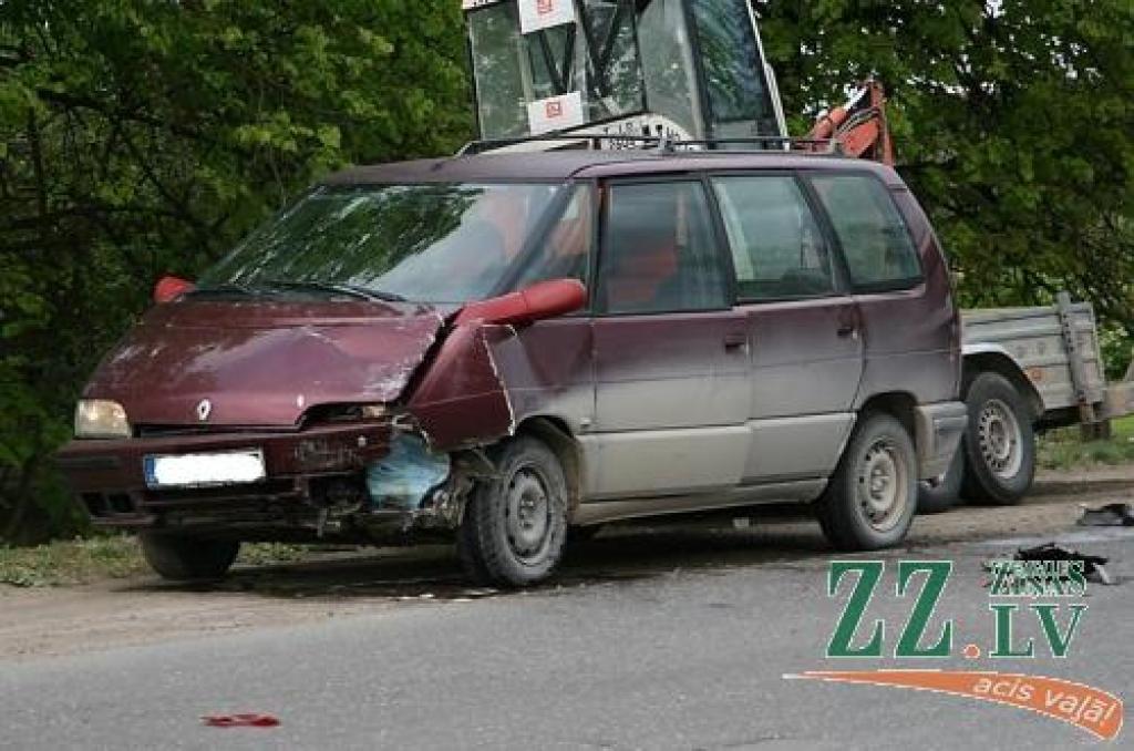 Ar traktoru piekabē taranē «hondu»