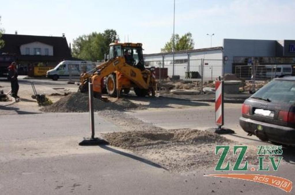 Izbūvē kanalizācijas pieslēgumu