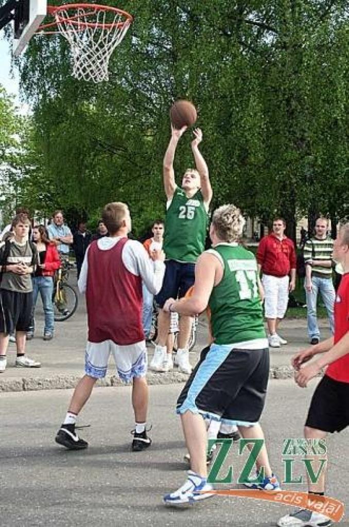 Foto: Skolēni sacenšas strītbolā