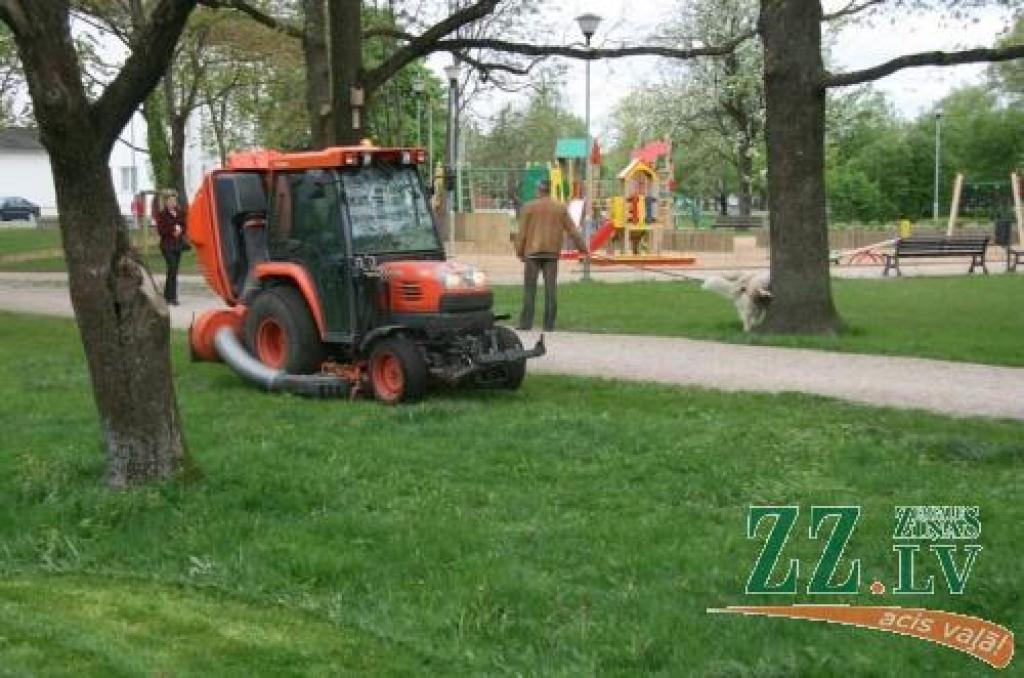 Pilsētā nopļaus 500 hektārus zāliena