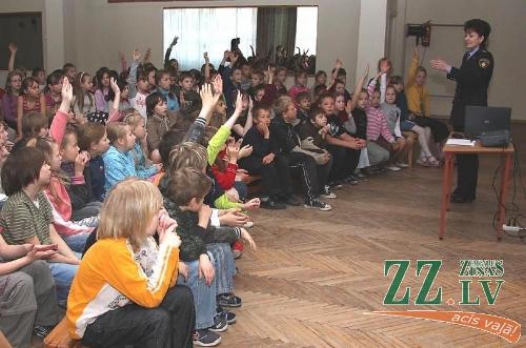 Ar skolēniem runā par drošību