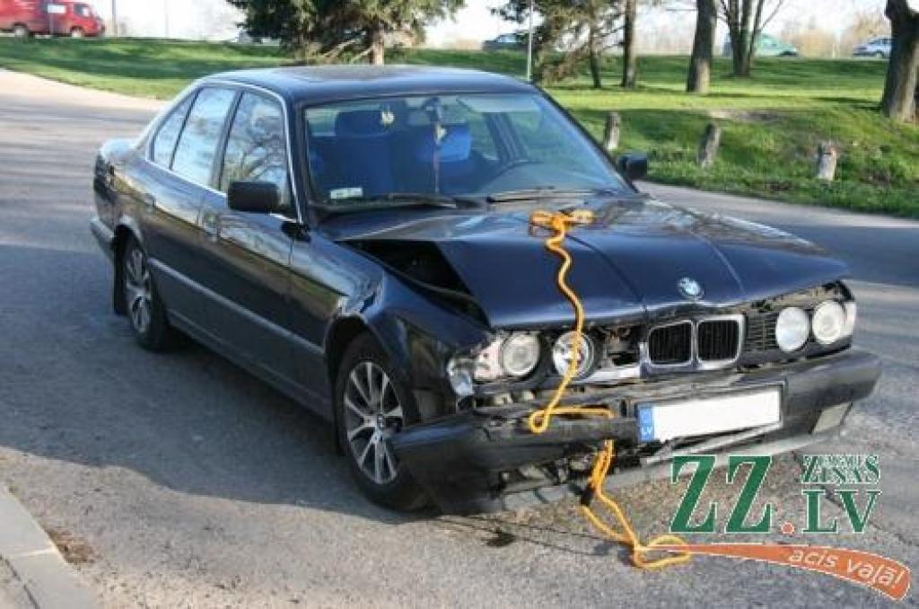 Četri auto izveido «vilcieniņu»