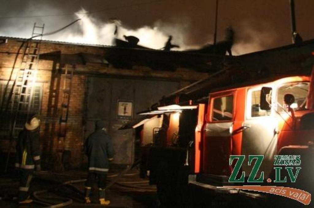 Izceļas ugunsgrēks kokmateriālu ražotnē (papildināta)