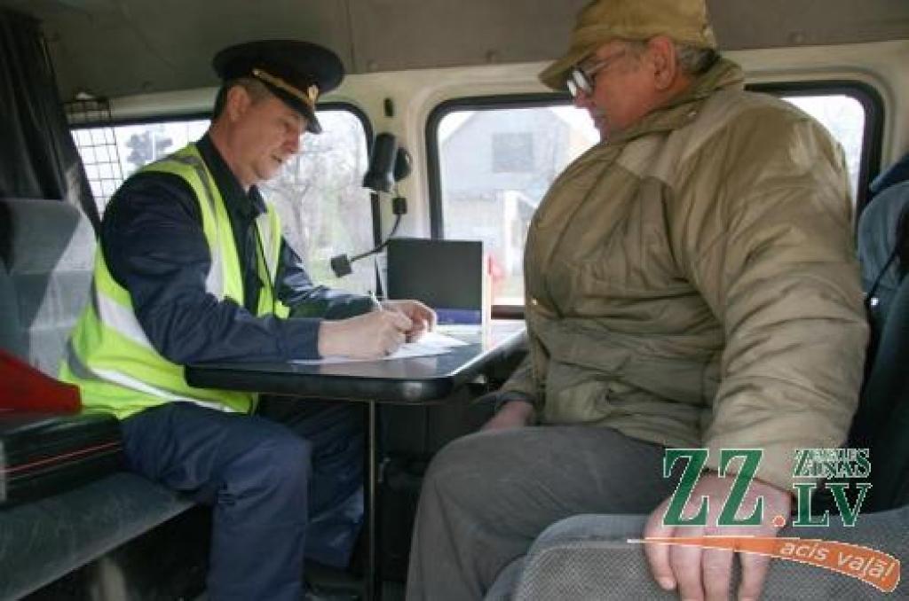 Gadadienā apbalvoti labākie ceļu policisti