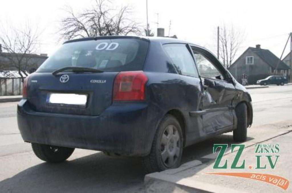 Kravas auto taranē «toijotu»