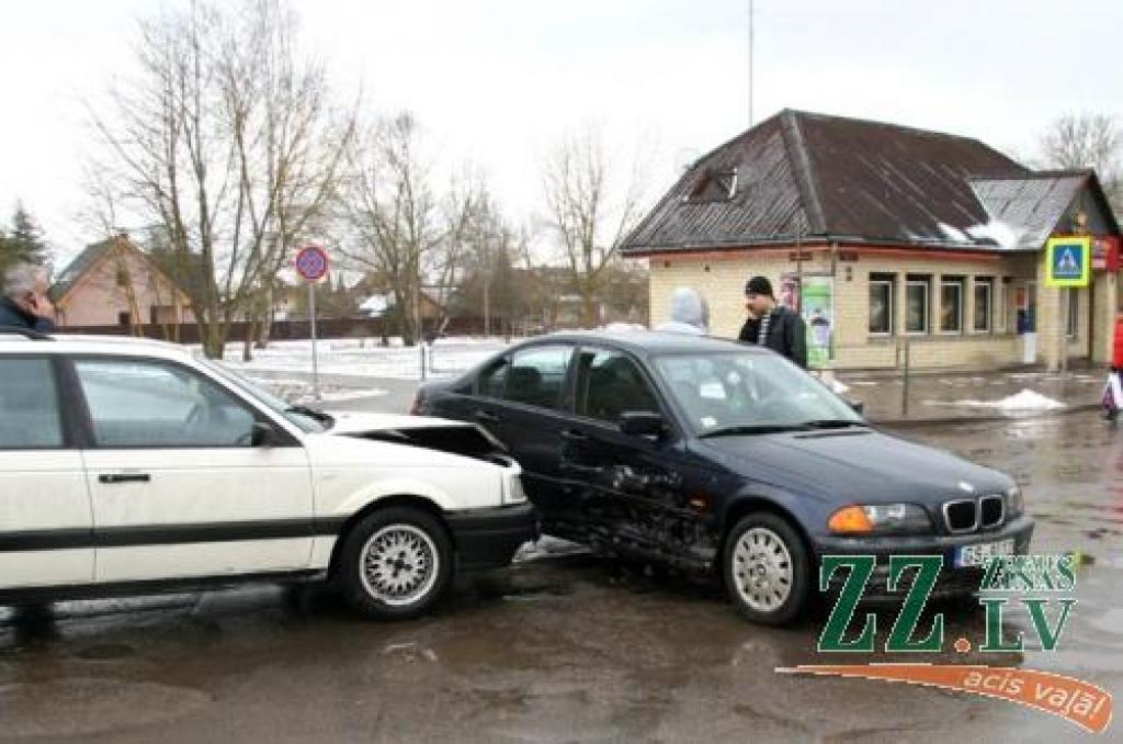 BMW izraisa avāriju
