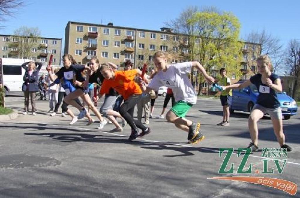 1.maija stafetes. Pēc medaļām sešas reizes aicina 5.vidusskolu