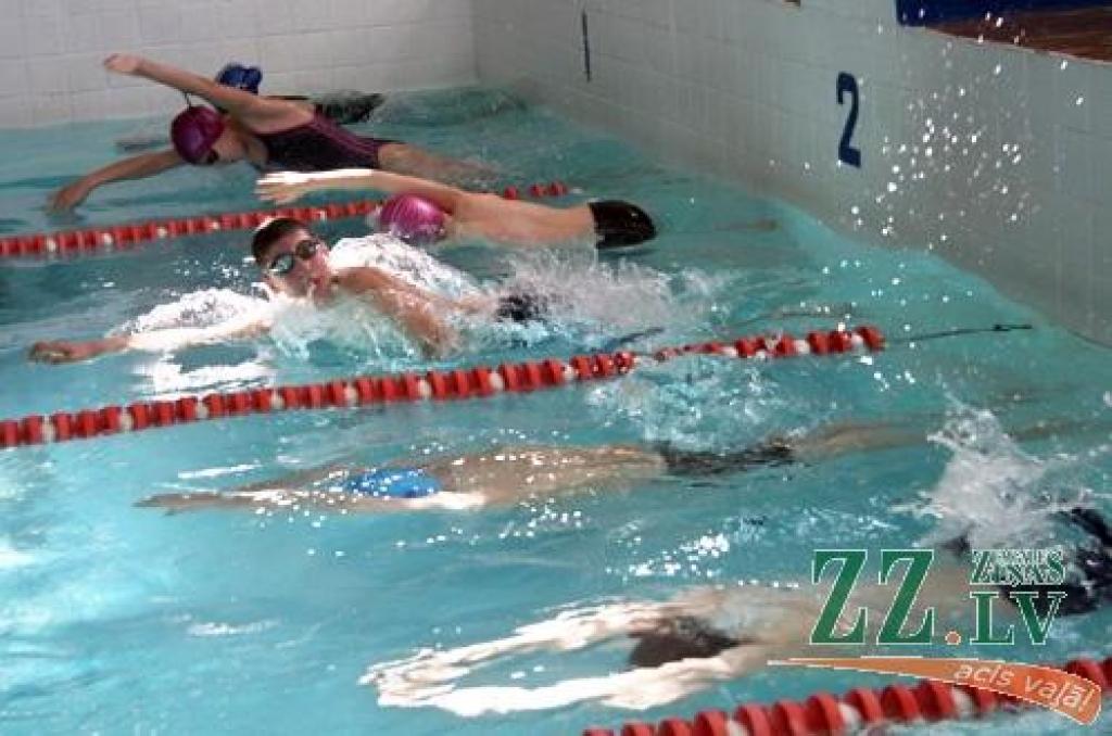 Jelgavā noticis čempionāts izturīgajiem peldēšanā un skriešanā (ar foto)