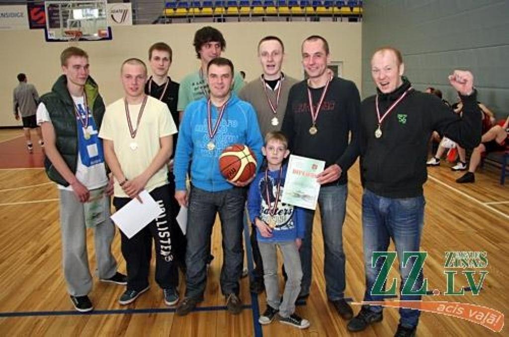 Basketbols. Jelgavas atklātā čempionāta «mazās» zelta medaļas izcīna «Krogs 33» (ar foto)
