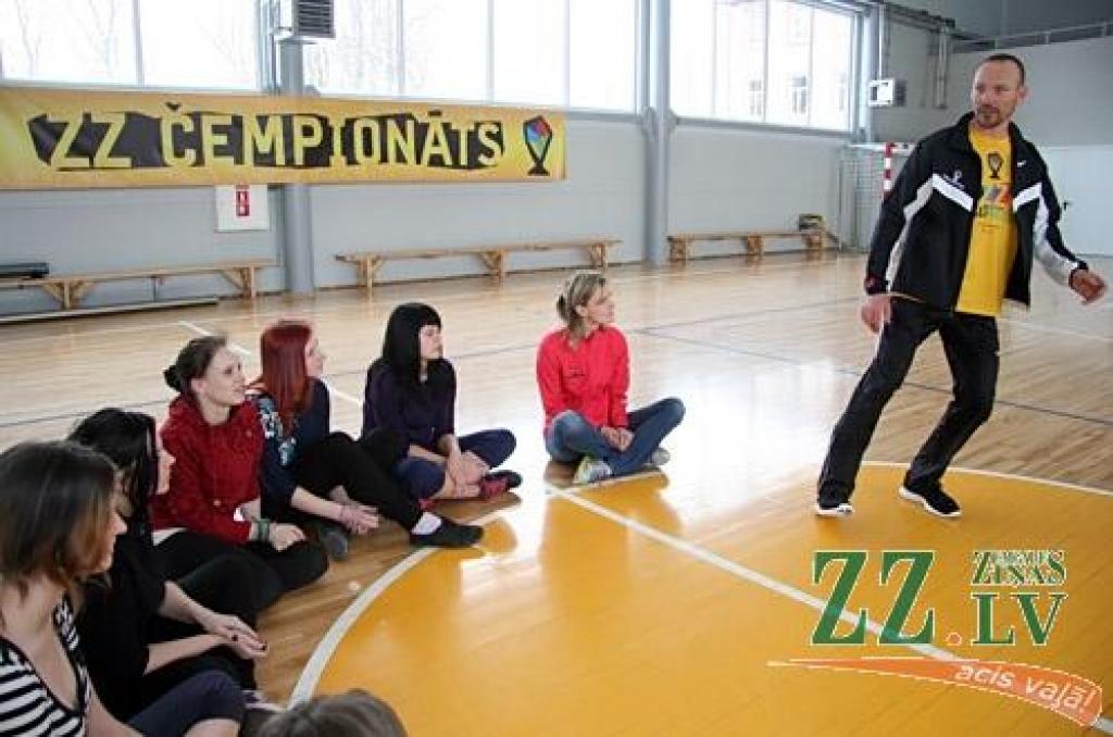 Foto: Līvbērzes skolēniem sportot palīdz slavens snovbordists