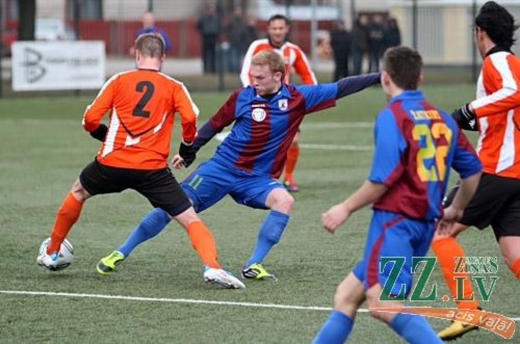 Futbols. FK «Jelgava» virslīgā ar 2:1 pārspēj FB «Gulbene» komandu (ar foto)