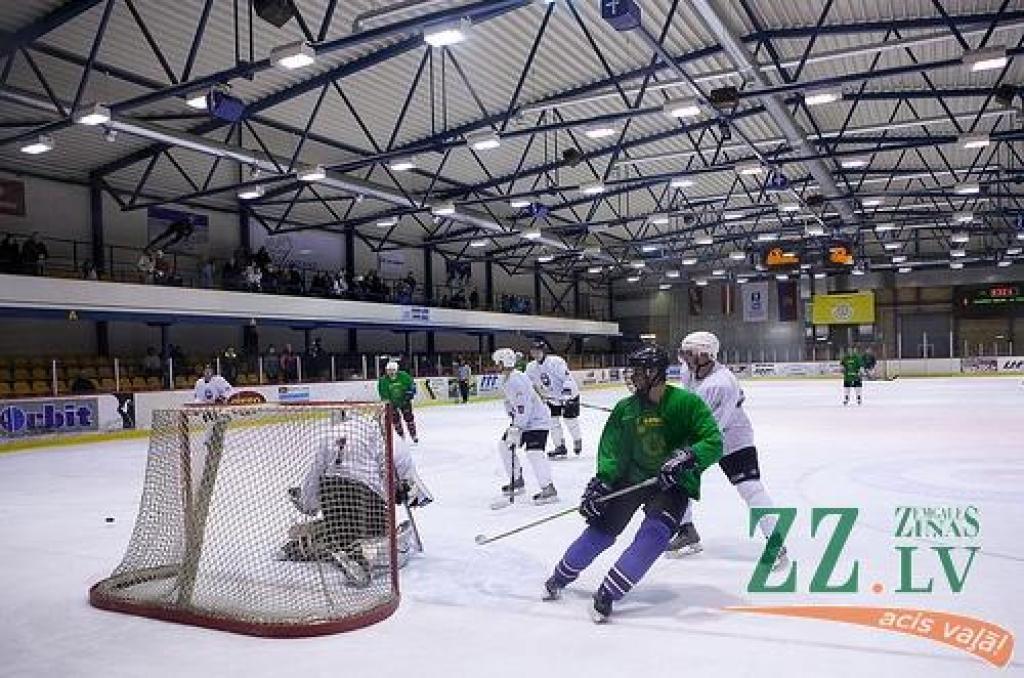 FOTO: Zemgales ledus hallē Saeimas hokeja komanda pieveic «Zemnieku saeimu»