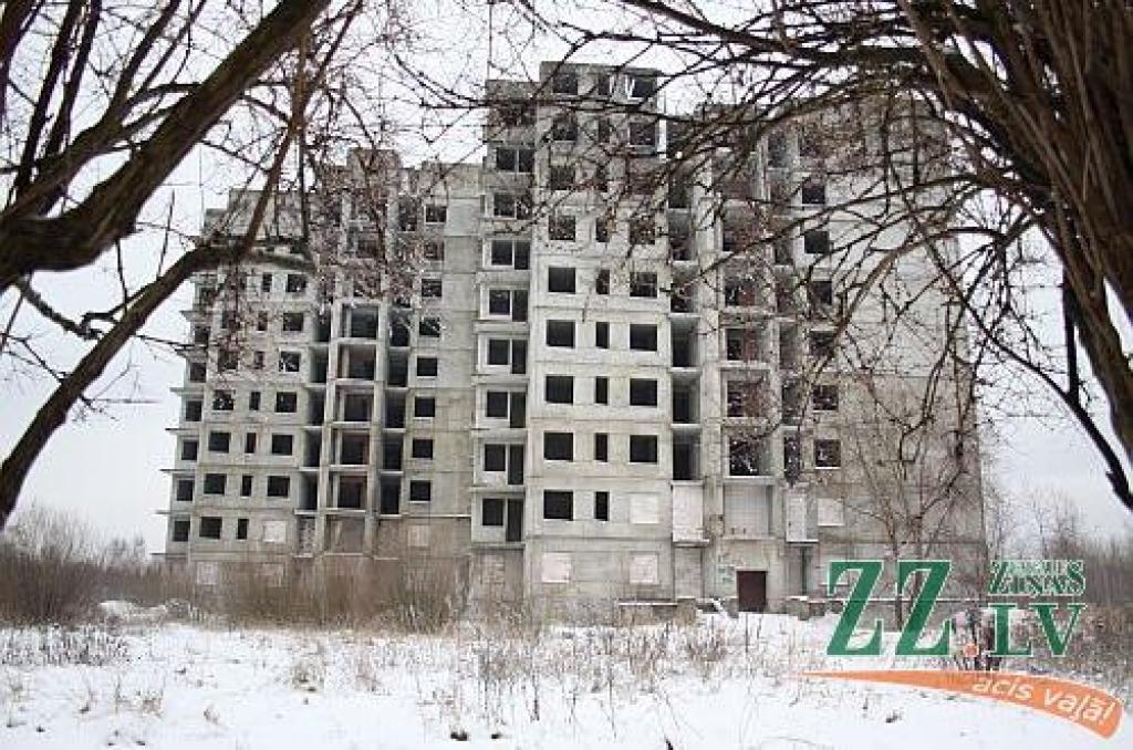 Par gandrīz 3000 latu aizmūrē bīstamās ēkas pirmā stāva ailas