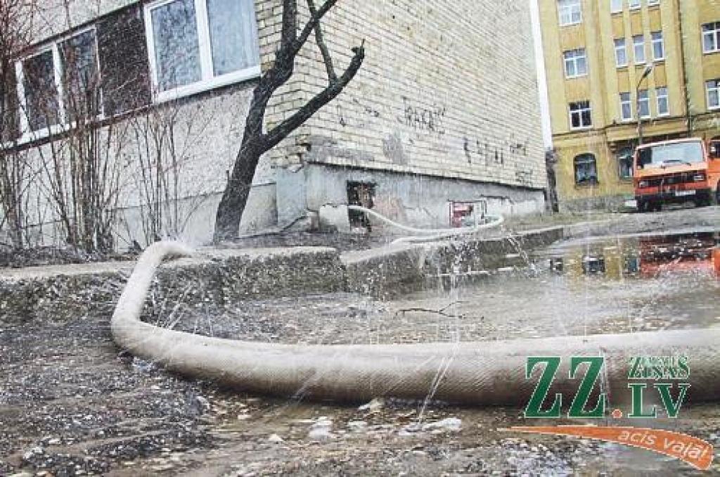 Meiju ceļā atkal ūdens caurules plīsums; 1. ģimnāzija mācības beidz agrāk