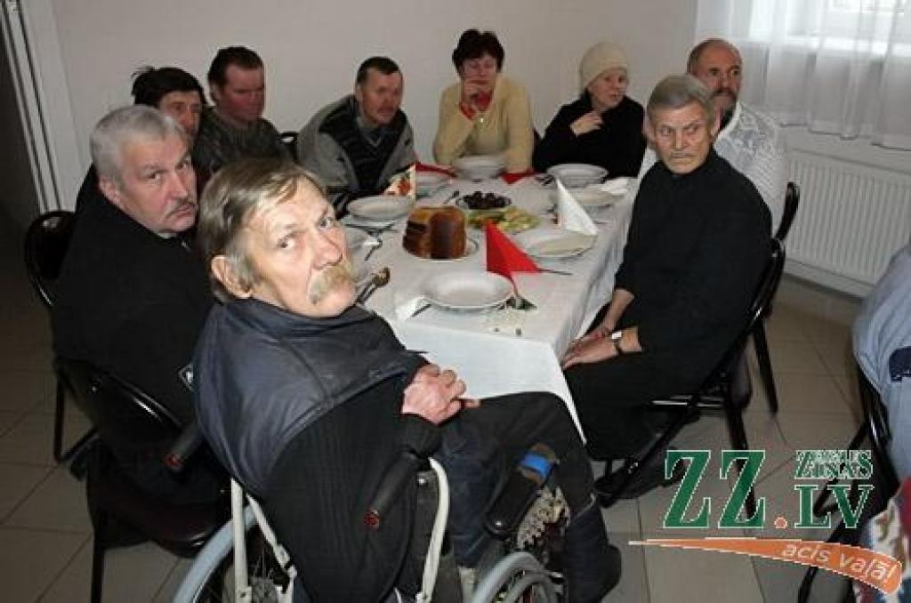 Trūkumcietēju eglīte pulcē daudzus