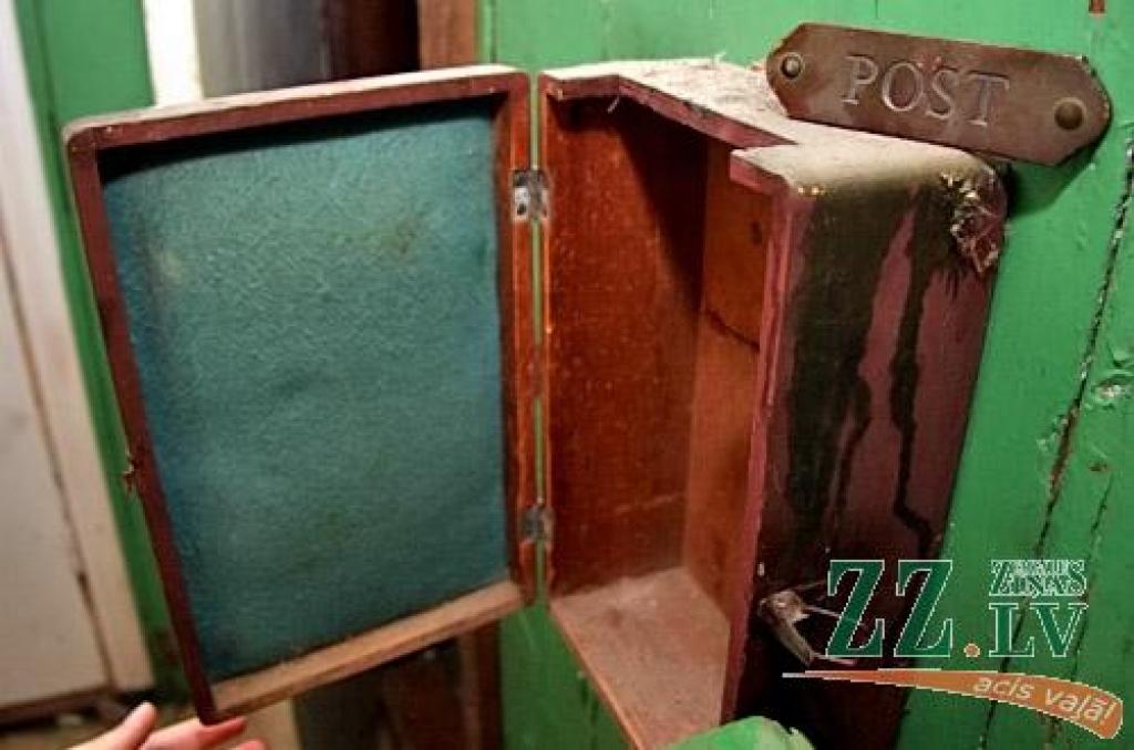 Pastnieki sūdzas par nikniem suņiem un bojātām pastkastītēm