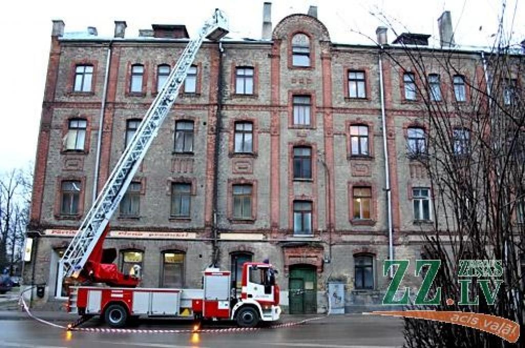 Vējš norauj luksoforu un skārda gabalu
